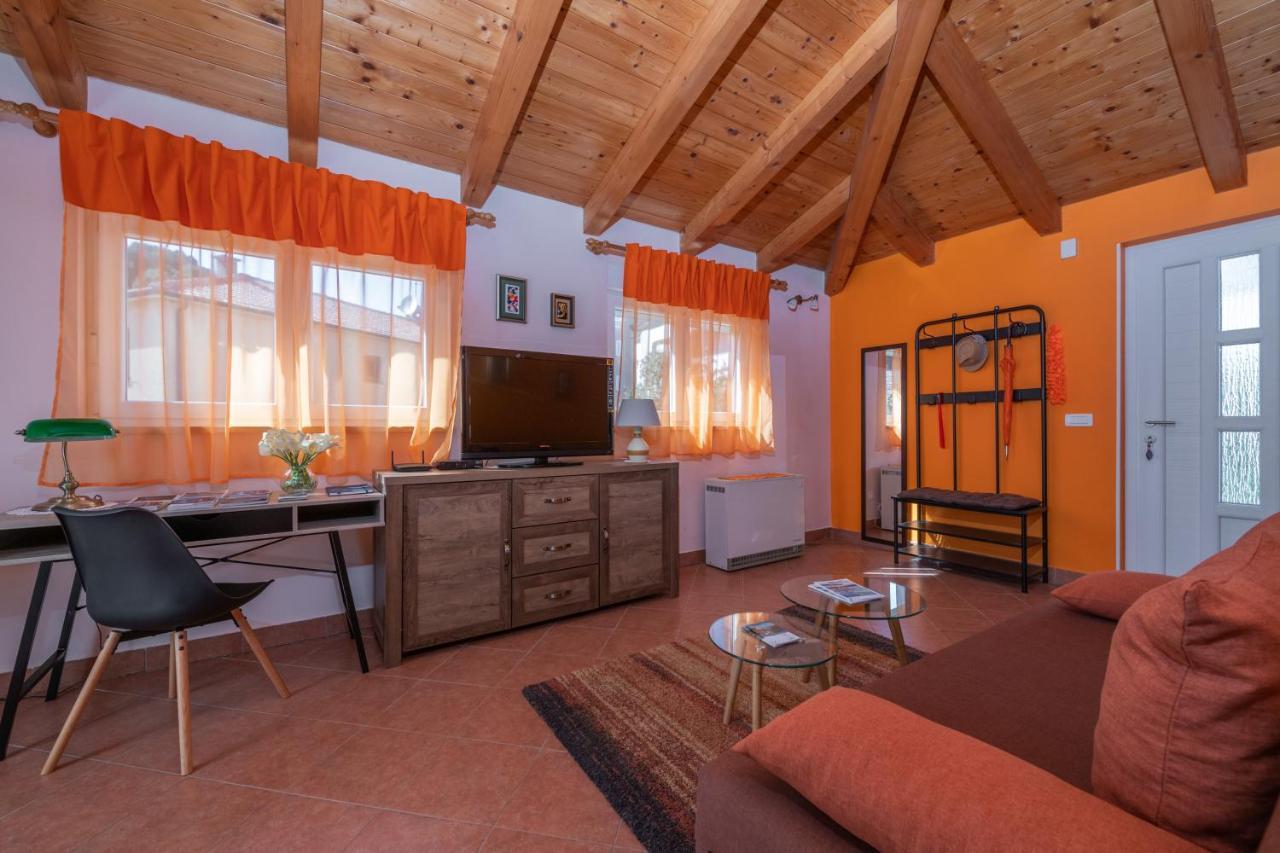 Apartment Orange 29 ロヴィニ エクステリア 写真